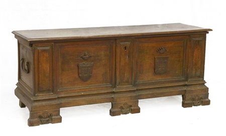 Cassapanca in noce con fronte riquadrato decorato da due stemmi intagliati (cm