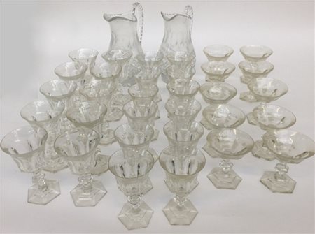 Parte di servizio di bicchieri in cristallo molato con basi esagonali composto