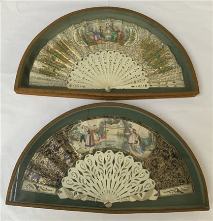 Lotto composto da due ventagli con stecche in avorio traforate e decorate con f