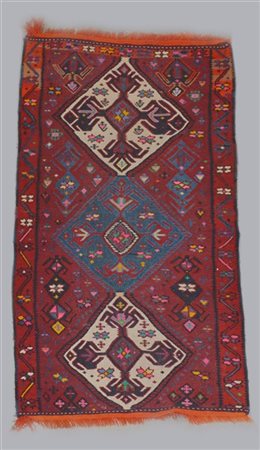 Tappeto Kilim, Persia, prima metà secolo XX. 
Decoro con tre medaglioni su fond