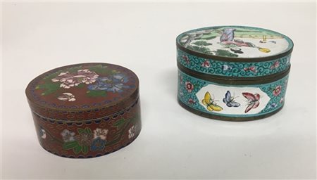 Lotto composto da una scatola tonda con coperchio in metallo cloisonné ed una o