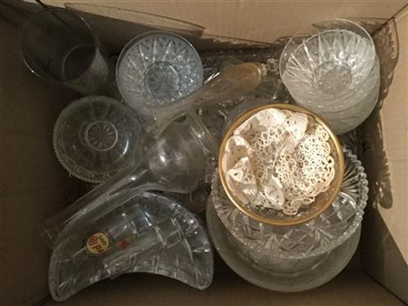 Cartone contenente numerosi oggetti da tavola tra cui bicchieri, antipastiere e