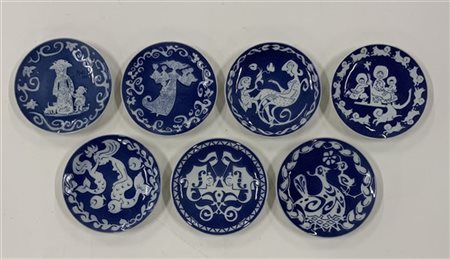 Manifattura Royal Copenhagen. Gruppo di sette piatti da parete in porcellana bi