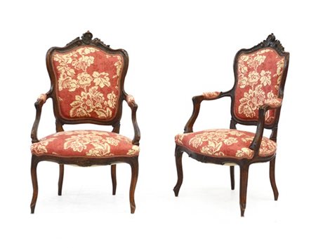 Coppia di poltroncine di forma mossa in noce rivestite con tessuto a fiori. Sec