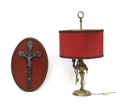 Lotto composto da un crocifisso ed una lampada fiorentina in metallo e metallo