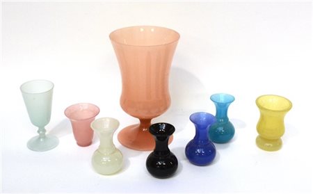 Lotto composto da un gruppo di sette vasi ed un bicchiere in vetro, di colori e