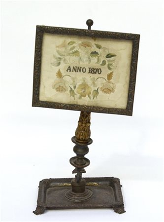 Bugia portacandela in metallo terminante a vassoio inciso con paralume regolabi