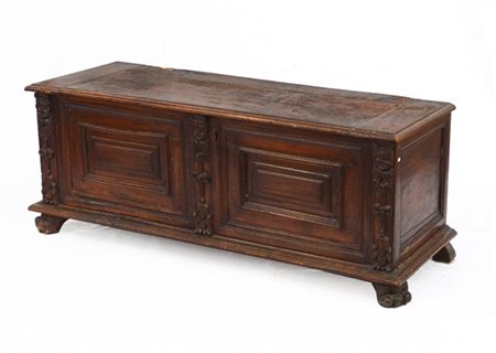 Cassapanca in legno con specchiature bugnate, decorato con cariatidi intagliati (cm