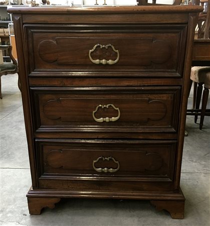 Cassettoncino in noce a tre cassetti riquadrati sul fronte (cm 65 x 83 x 37) (l