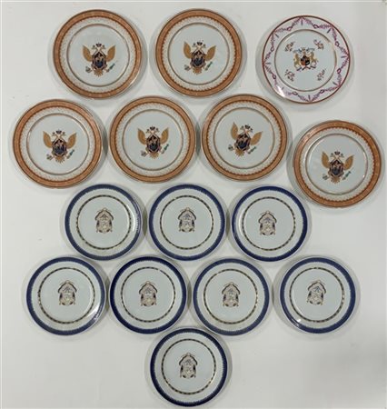 Lotto qiondici piatti in porcellana con simboli araldici di diverse manifatture