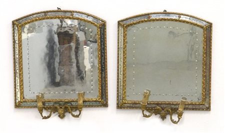 Coppia di specchiere in legno intagliato e dorato, applique a due luci (h cm 62