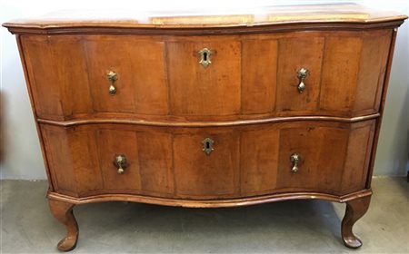 Commode in legno di frutto di forma mossa a due cassetti sul fronte. Piedi sago
