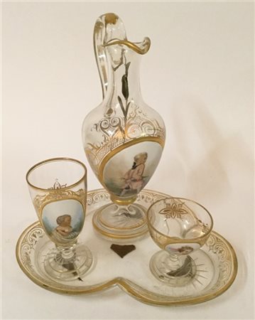 Servizio da notte in vetro decorato a dorature centrato da medaglioni raffigura