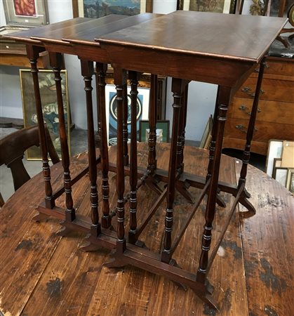 Gruppo di quattro tavolini a nido in mogano con sostegni a colonna tornita. Gam