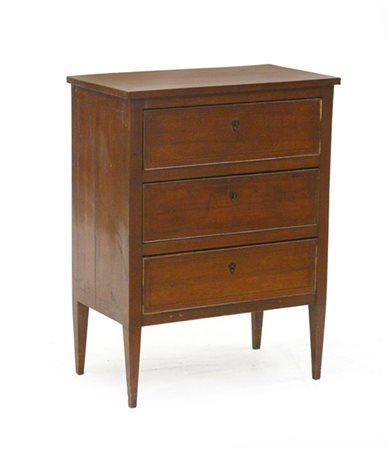 Antico comodino a tre cassetti in legno filettato. Gambe rastremate.(cm 62x82x3