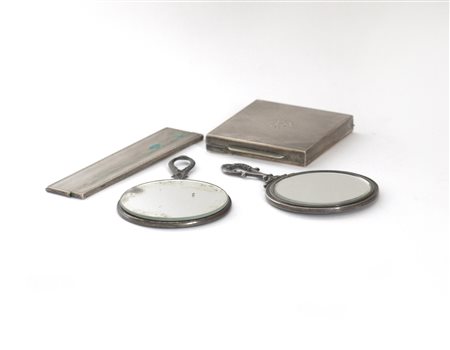 Lotto composto da due piccoli specchi a mano, un portacipria ed un pettine rive