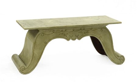 Panca di forma mossa in legno laccato verde dipinto con filettature a volute (c
