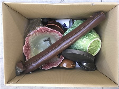 Cartone contenente numerosi oggetti di materiali e per usi diversi (difetti)