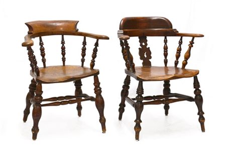 Due sedie con schienale e braccioli mossi, montanti torniti e gambe riunite da
