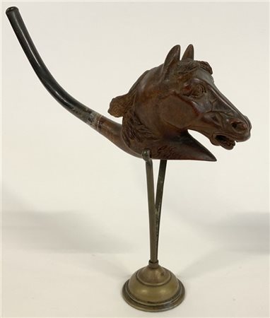 Pipa in legno scolpito a forma di testa di cavallo, firmata G. Goffi, supporto