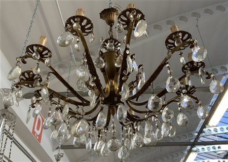 Lampadario a dodici luci in metallo dorato con bracci ricurvi e pendenti in vet