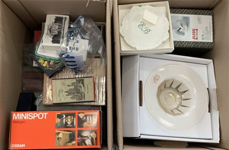 Due cartoni contenenti numerosi oggetti diversi (difetti)