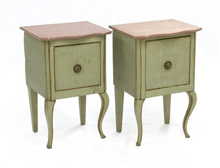 Coppia di comodini ad un'anta in legno laccato verde. Piedi anteriori sagomati