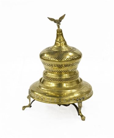 Braciere circolare in ottone sormontato da un'aquila (d cm 52, h cm 75) (difett