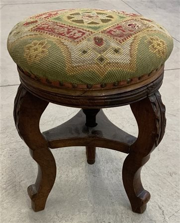 Sgabello per pianoforte in noce con gambe intagliate, seduta rivestita in tessu