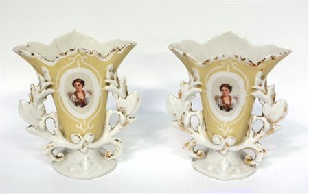 Manifattura francese, coppia di vasi in ceramica dipinta con miniature femminil