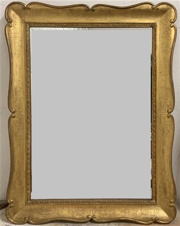 Specchiera in legno inciso e decorato a volute, secolo XIX (cm 100x73)