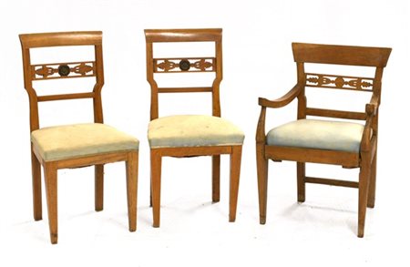 Lotto di una coppia di sedie e una poltroncina con schienale a cartella trafora