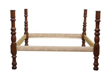 Antico letto a due piazze con montanti a colonne tornite e traverse rivestite i