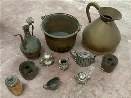 Cartone contenente oggetti diversi in rame, peltro e metalli vari (difetti)