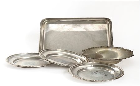 Lotto composto da cinque tra piattini e vassoietti in argento di diverso decoro