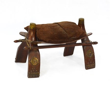 Sella in legno decorato con elementi in metallo, completo di cuscino (difetti)