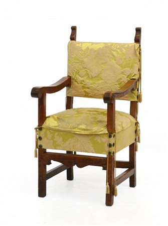 Antico seggiolone in noce con braccioli mossi, gambe dritte. Seduta e schienale