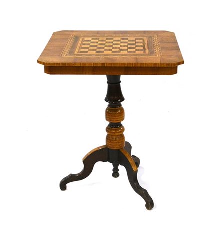 Tavolino con sostegno tornito su base tripode, decorato con filettature e piano