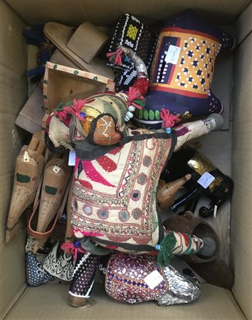 Cartone contenente souvenir etnici (difetti)