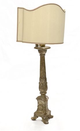 Candeliere in legno intagliato argentato con fusto scanalato con paralume in st