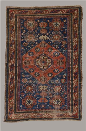 Tappeto Schirwan, Caucaso, inizio secolo XX.
Decoro a medaglione rosso su fondo