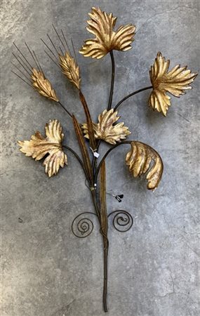 Applique a quattro luci a forma di cespo con foglie e spighe in legno scolpito