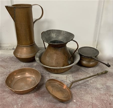 Lotto di oggetti in rame composto da un versatoio, una fioriera, uno scaldino,