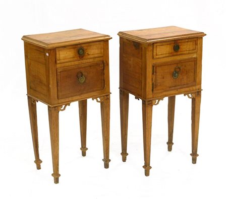 Coppia di comodini a gamba alta ad un'anta ed un cassetto. Montanti scanalati (
