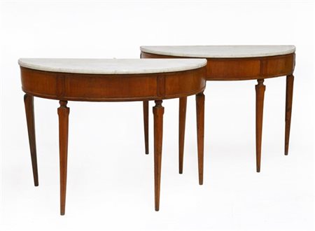 Coppia di consoles a mezza luna con gambe rastremate, piani in marmo bianco (cm