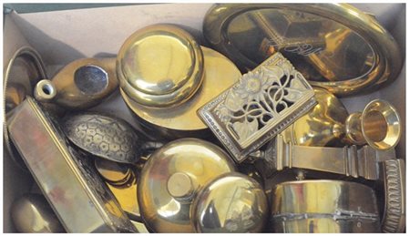 Scatola contenente numerose scatoline ed altri oggetti in ottone ed altri metal