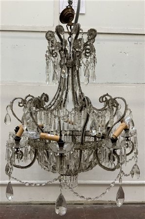 Lampadario a otto luci con struttura a cesto in ferro decorato con perline, goc