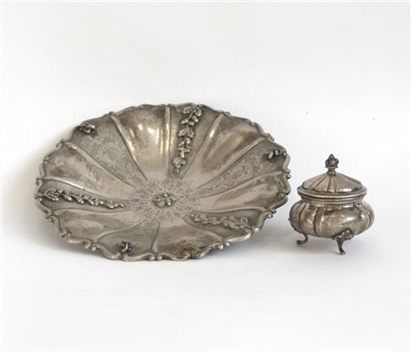 Lotto composto da un centrotavola in argento inciso e decorato da ghiande e una