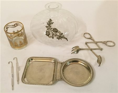 Lotto composto da un vassoietto, una pinza snodabile, due ombrellini sgasatori,