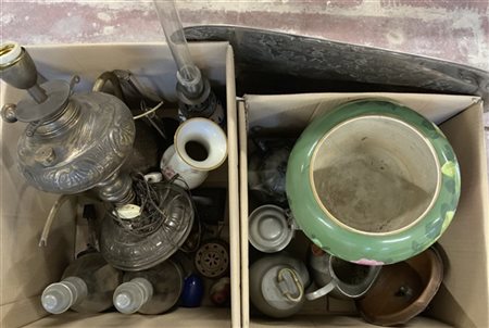 Lotto di due cartoni contenente numerosi oggetti di materiali ed epoche differe